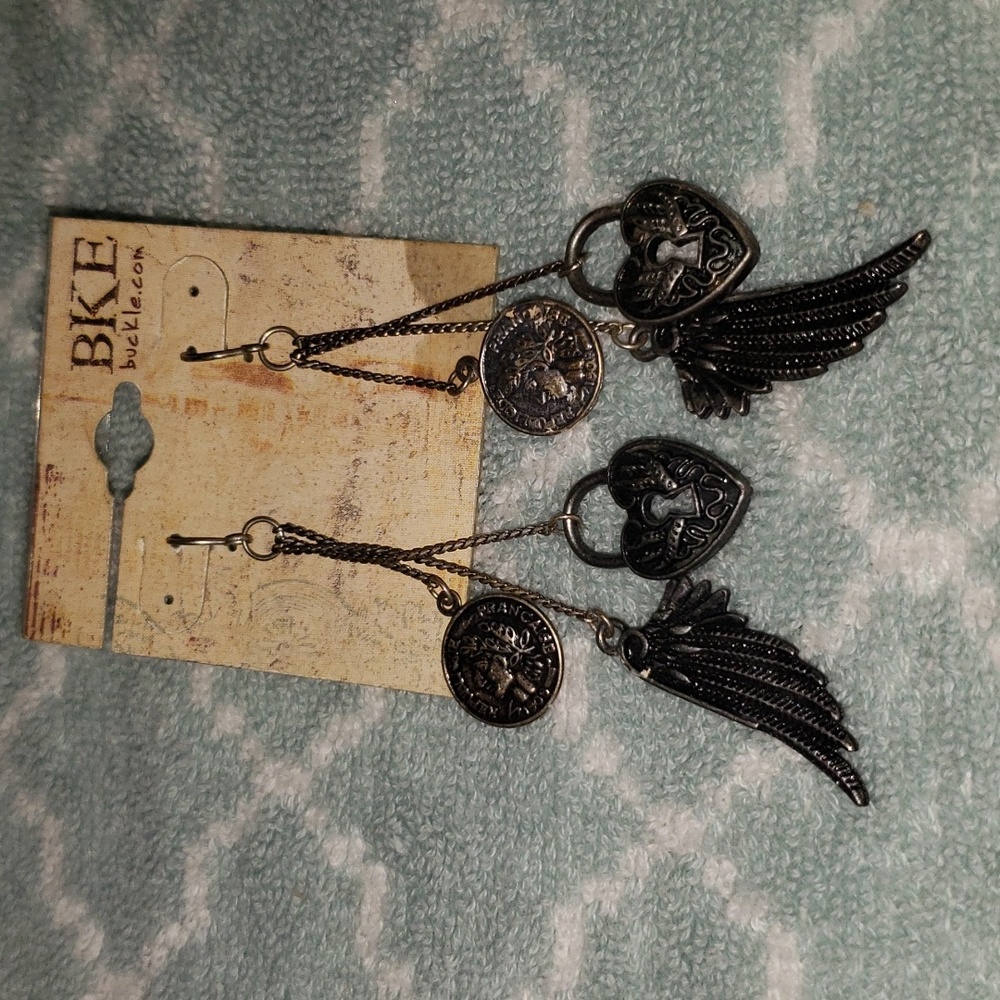 Dangled earrings‎